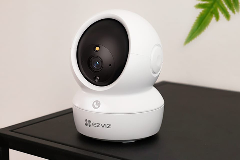 Telecamera da interno EZVIZ H6C Pro 2K+ con Wi-Fi per il controllo da remoto