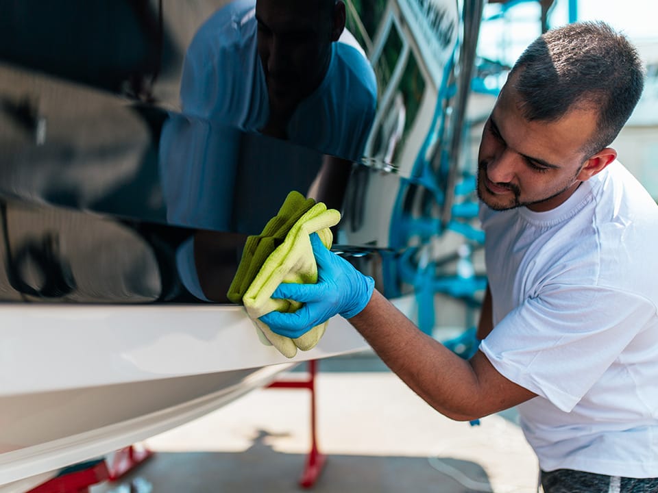 La Pulizia dell’imbarcazione dopo l’utilizzo della pasta abrasiva nera per barche The Care dona una finitura brillante