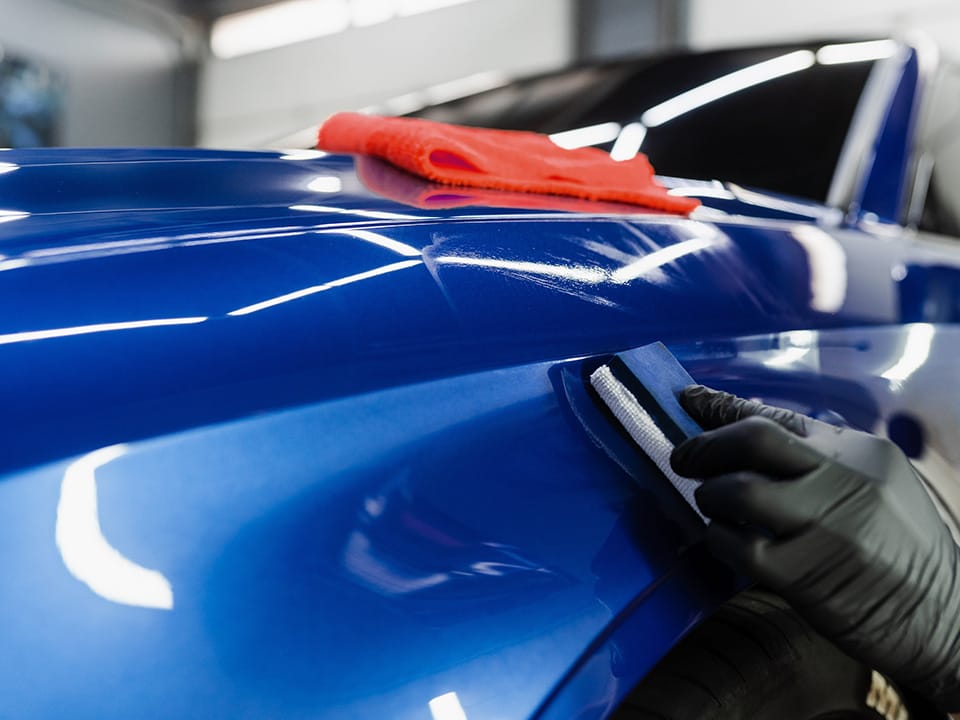 La cera lucidante auto The Care si stende facilmente, rendendo l’applicazione semplice e veloce